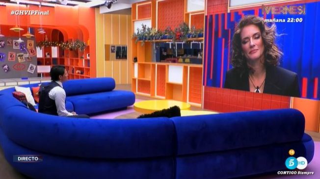 Luca ve a Elena en la pantalla