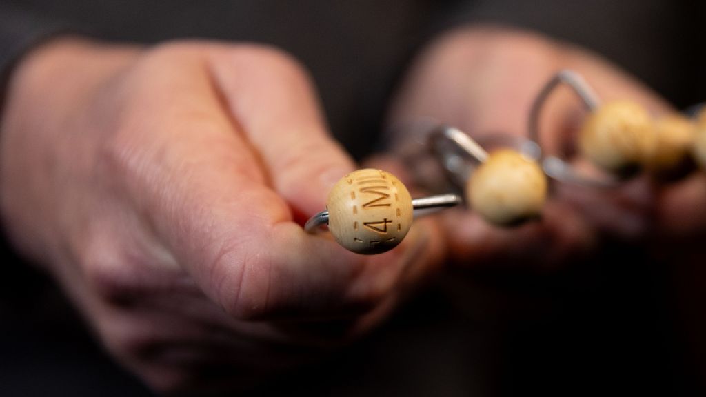 Maba, la empresa madrileña que fabrica las bolas del sorteo de la Lotería de Navidad con madera de boj