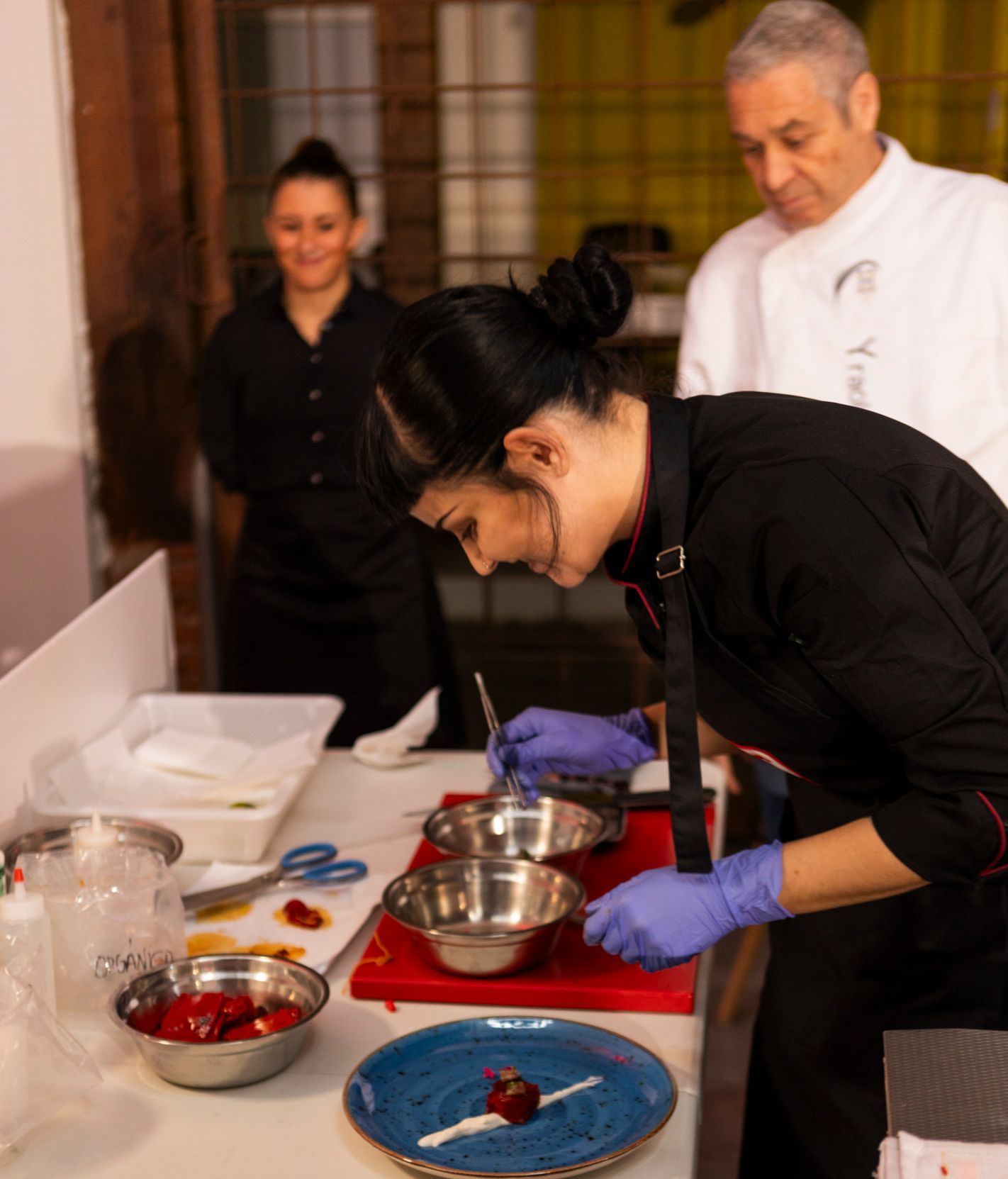 María Sánchez realizando su Crujiente de pimiento del Piquillo de Lodosa con sardina ahumada