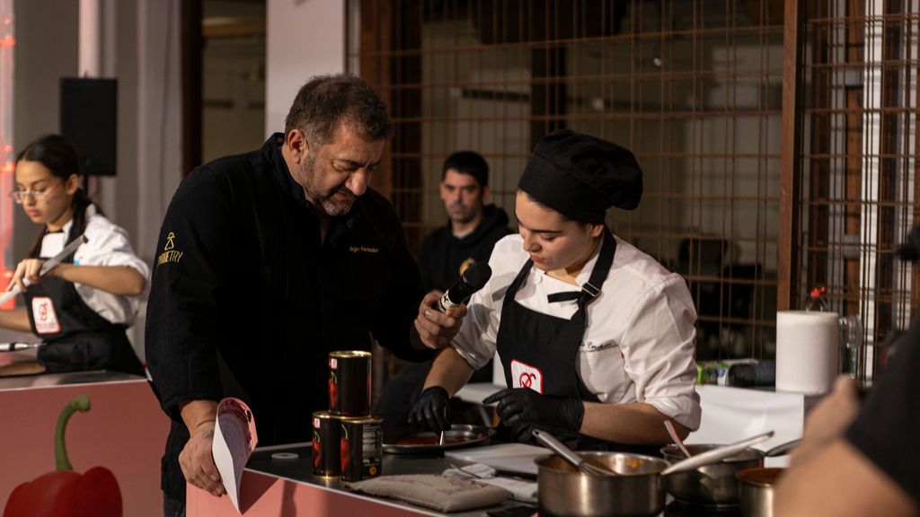 Sofía Corchero preparando su tapa ante la atenta mirada del chef Sergio Fernández
