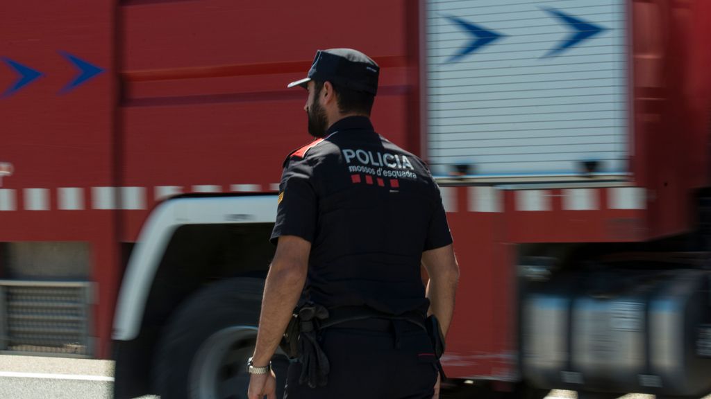 Un camión de bomberos acude para trabajar en las labores de extinción de un incendio foresta