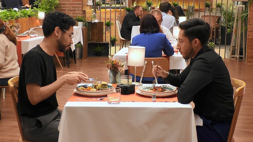 Wilmer le demuestra a su cita de ‘First Dates’ que tiene la boca muy grande: “Tiene sus ventajas”