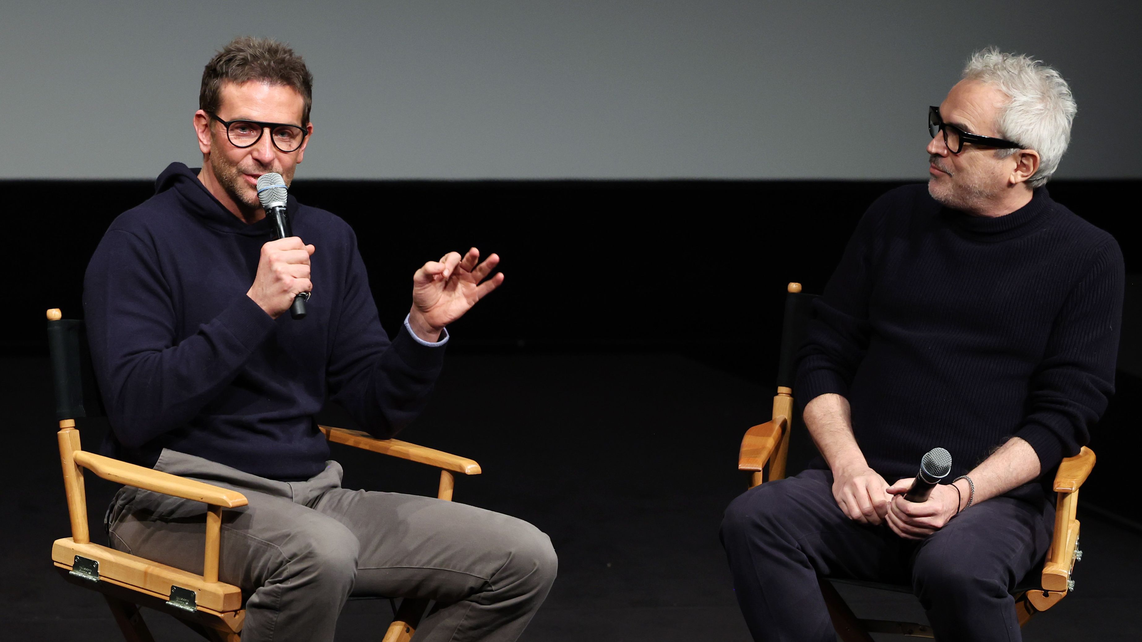 Bradley Cooper en la conferencia de su nuevo proyecto.