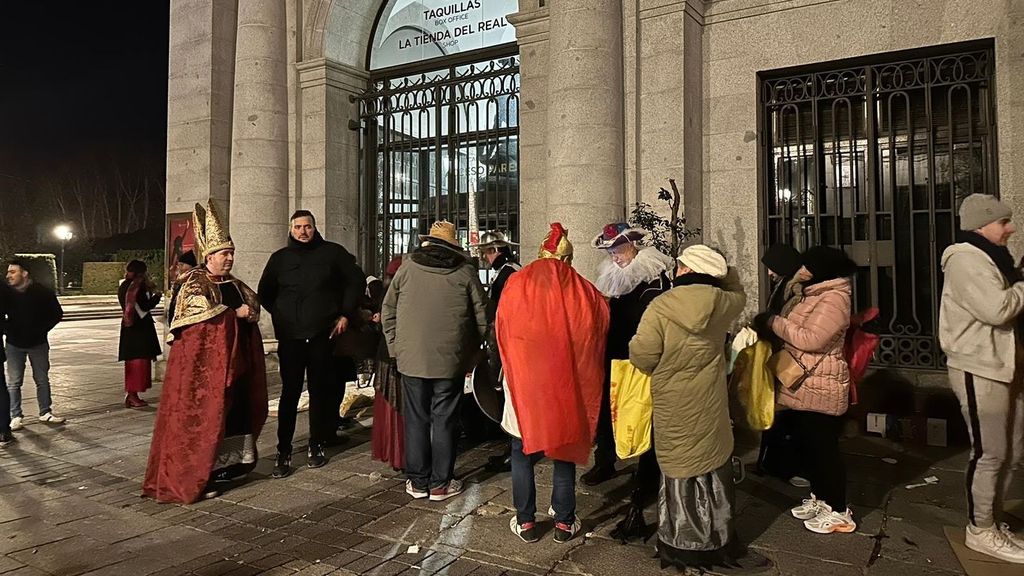 Colas en la puerta del Teatro Real de Madrid para asistir al Sorteo Extraordinario de la Lotería de Navidad 2023