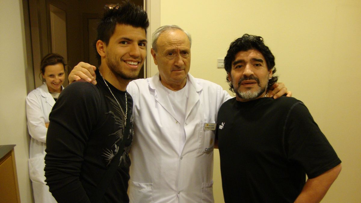 El doctor Guillén posa por Maradona y el Kun Agüero