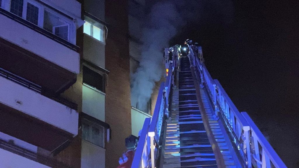 El incendio en una vivienda del distrito madrileño de Fuencarral deja 15 intoxicados por inhalación