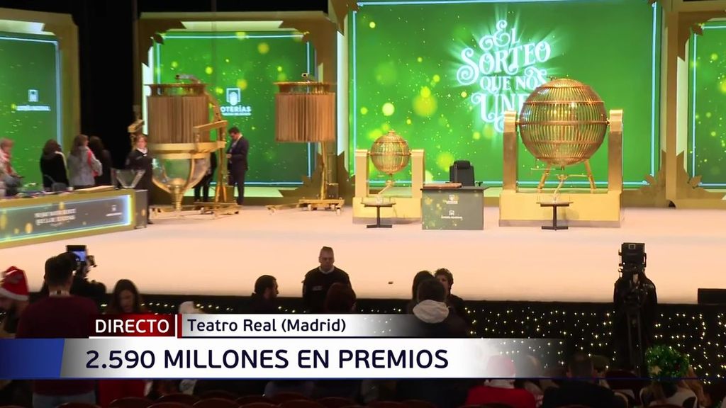 El público llena el salón del Teatro Real de Madrid donde se celebra el Sorteo Extraordinario de la Lotería de Navidad 2023