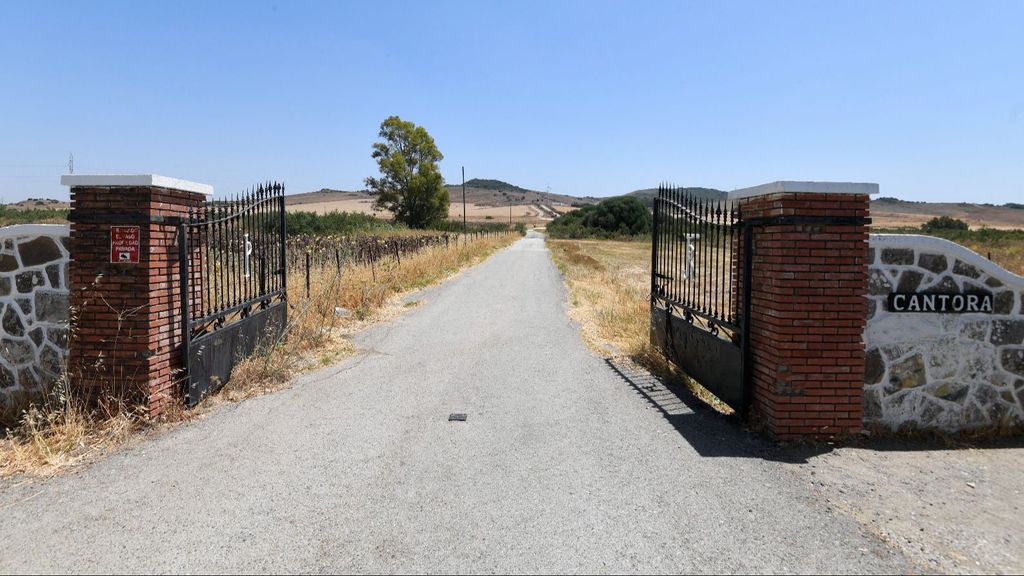 Imagen de la puerta principal de la finca Cantora