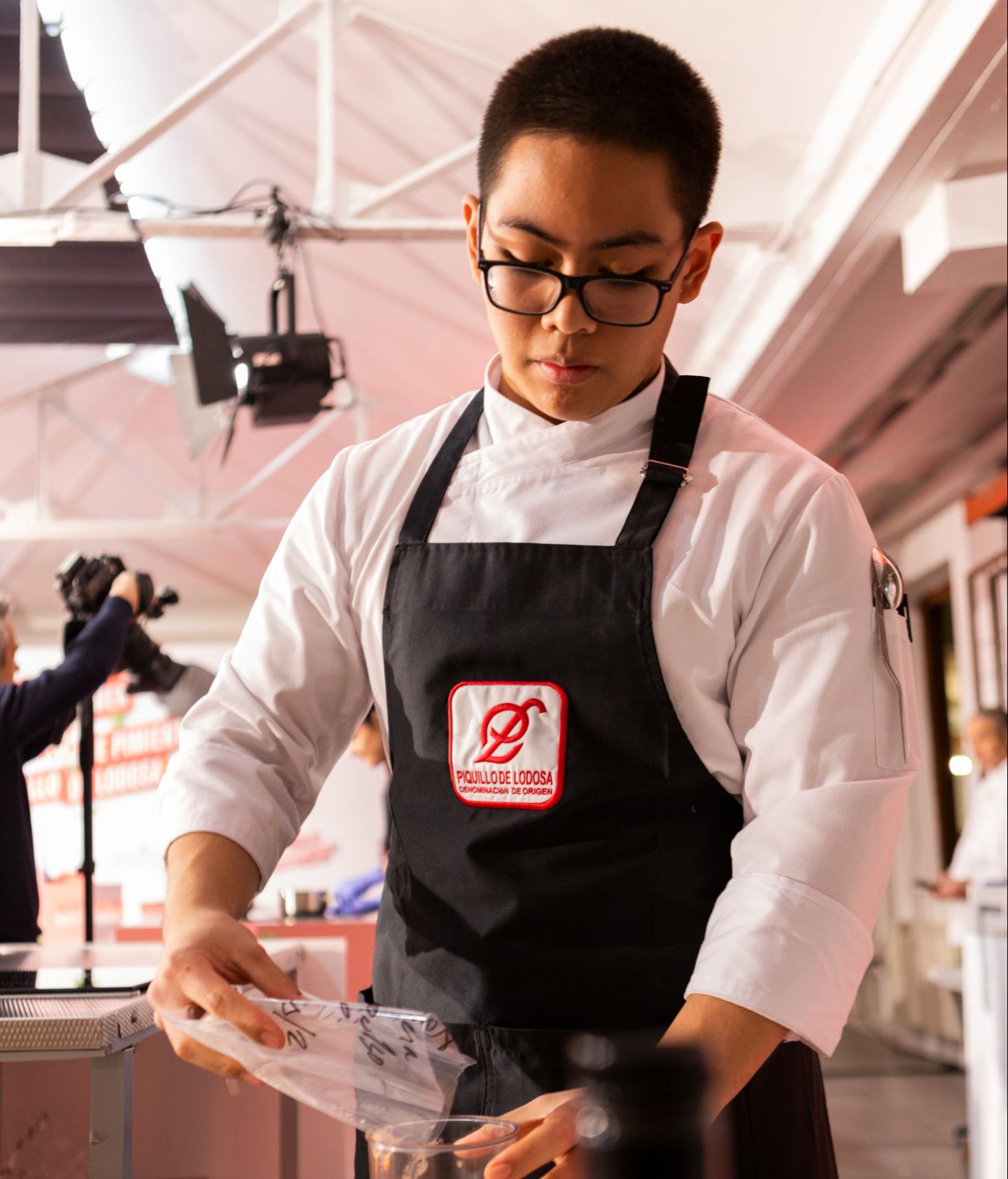 Jan Tristán realizando su famosa receta