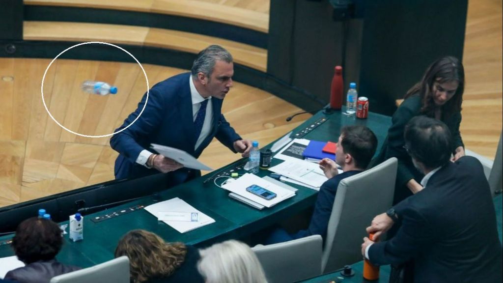 Javier Ortega Smith lanza una botella a Eduardo Fernández Rubiño en el Pleno del Ayuntamiento de Madrid