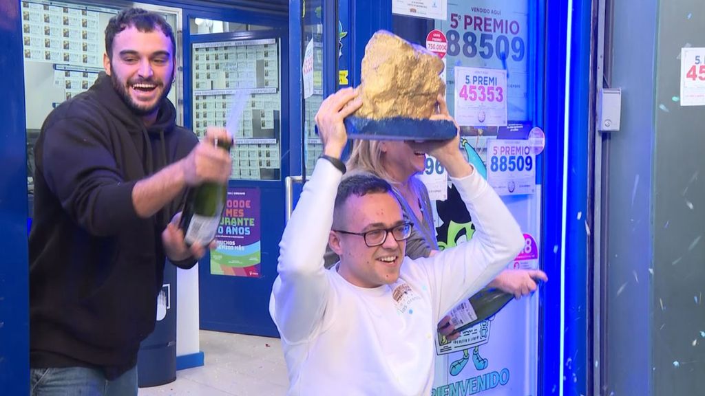 La piedra de oro de Víctor, un amuleto del lotero que reparte suerte con cinco premios en Barcelona