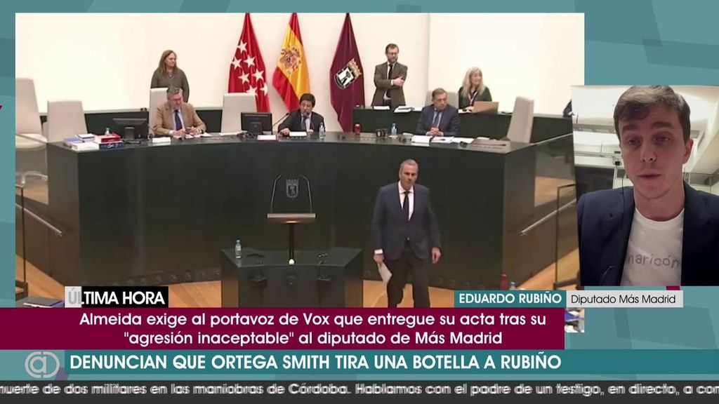 Rubiño, el diputado de Más Madrid al que Ortega Smith ha tirado una botella en el pleno del Ayuntamiento de Madrid: “Ha estado cerca de establecer contacto físico”