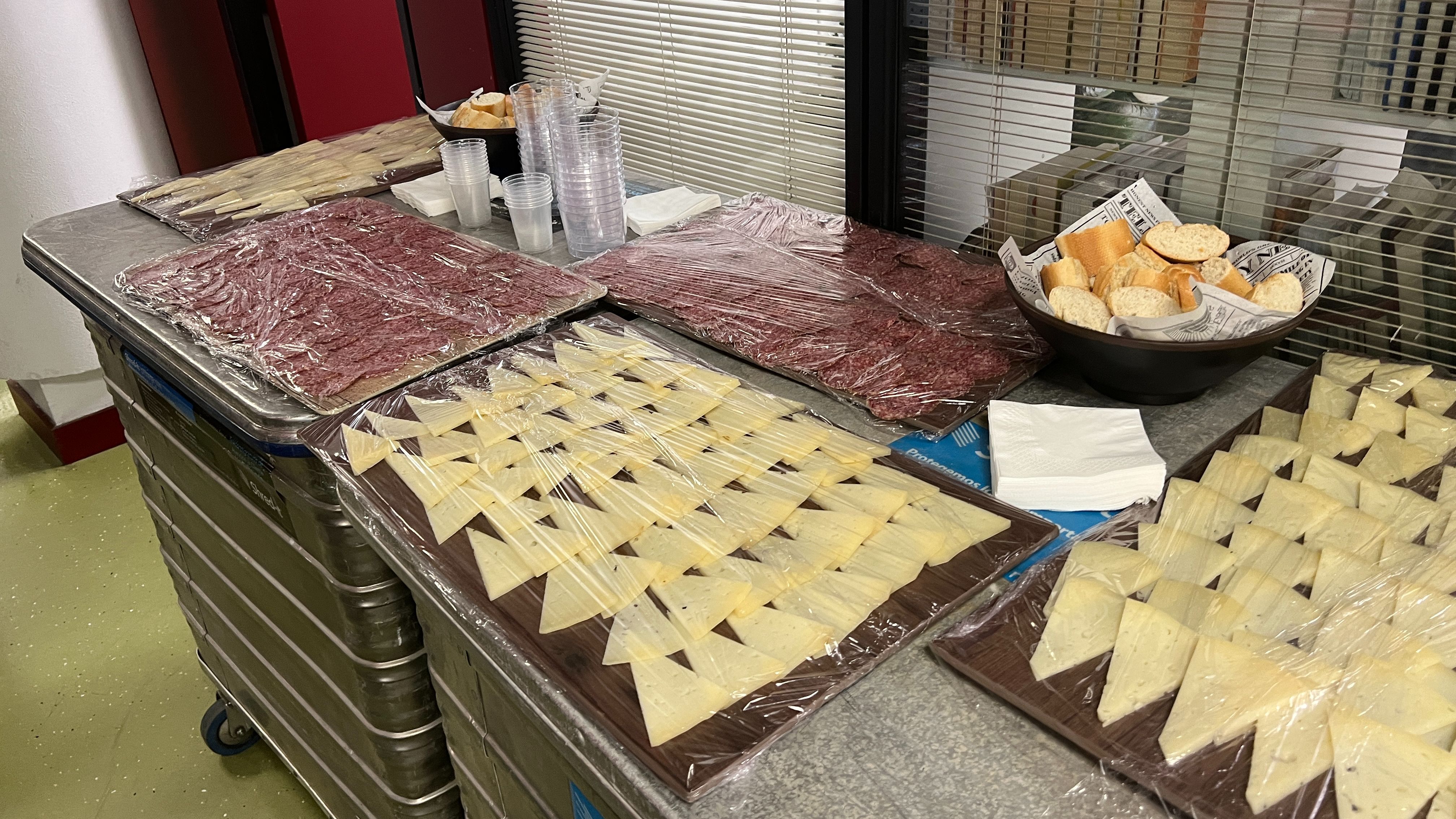 Salami húngaro y queso manchego, el menú con el que Piqueras se ha despedido de su redacción