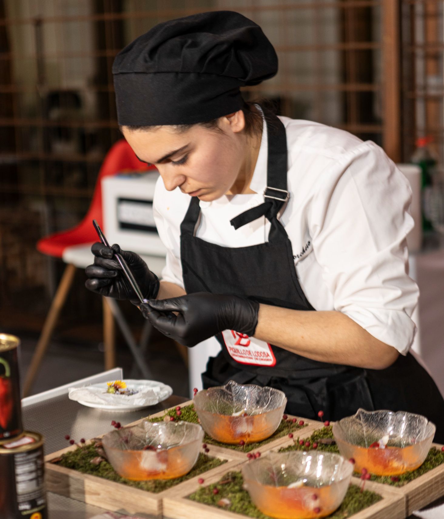 Sofía Corchero ultimando sus detalles para sus platos