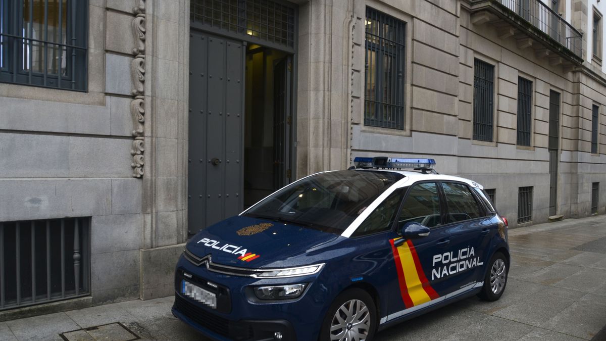 Un coche de policía a las puertas de la Audiencia Provincial de Pontevedra