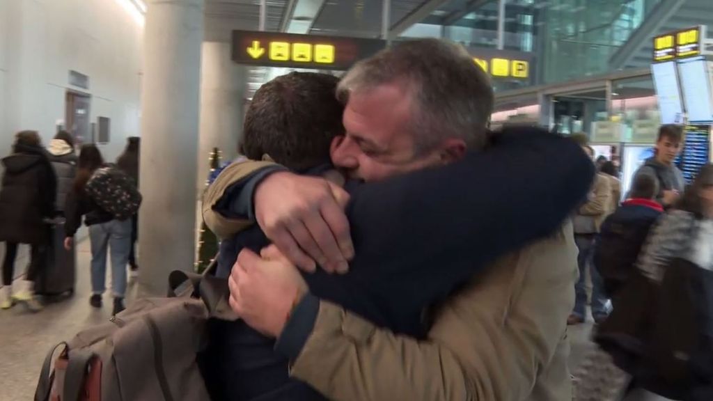 Abrazos y mucha emoción en los aeropuertos y estaciones de tren