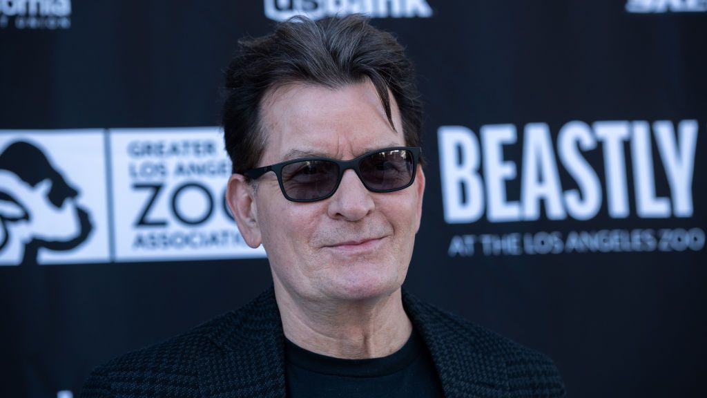 Detienen a una vecina de Charlie Sheen acusada de intentar estrangularlo tras asaltar su vivienda