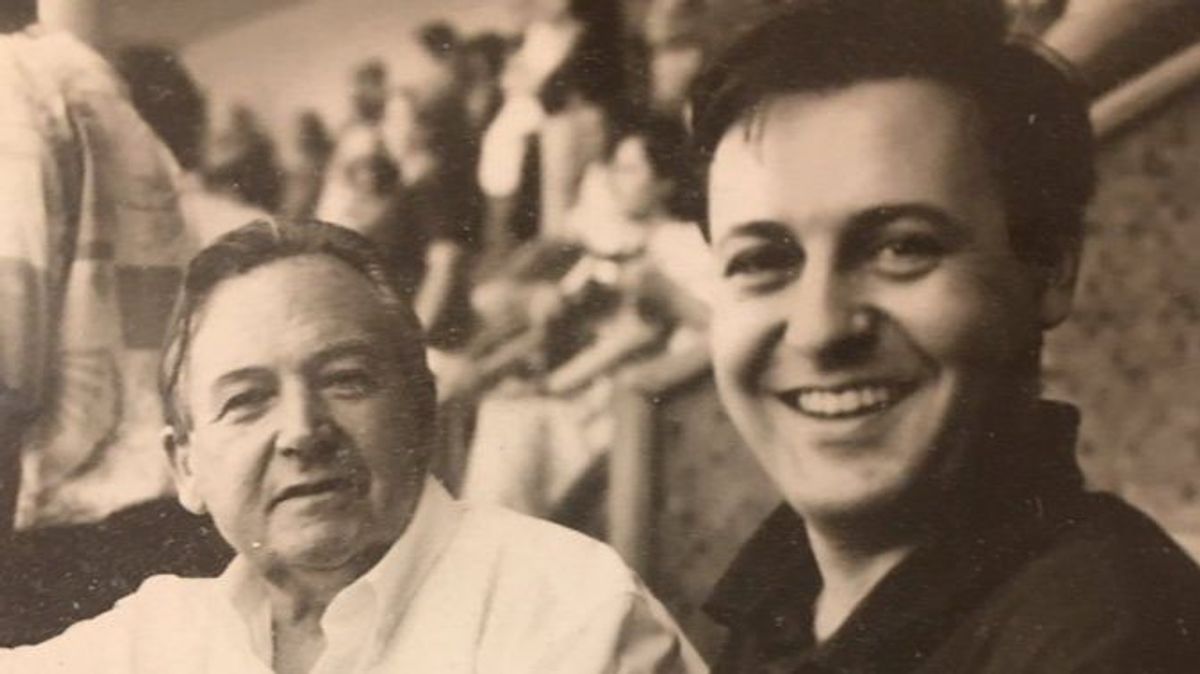 El presentador de la edición de fin de semana de 'Informativos Telecinco' José Ribagorda junto a su padre en una imagen tomada por Luis Baylon en1997