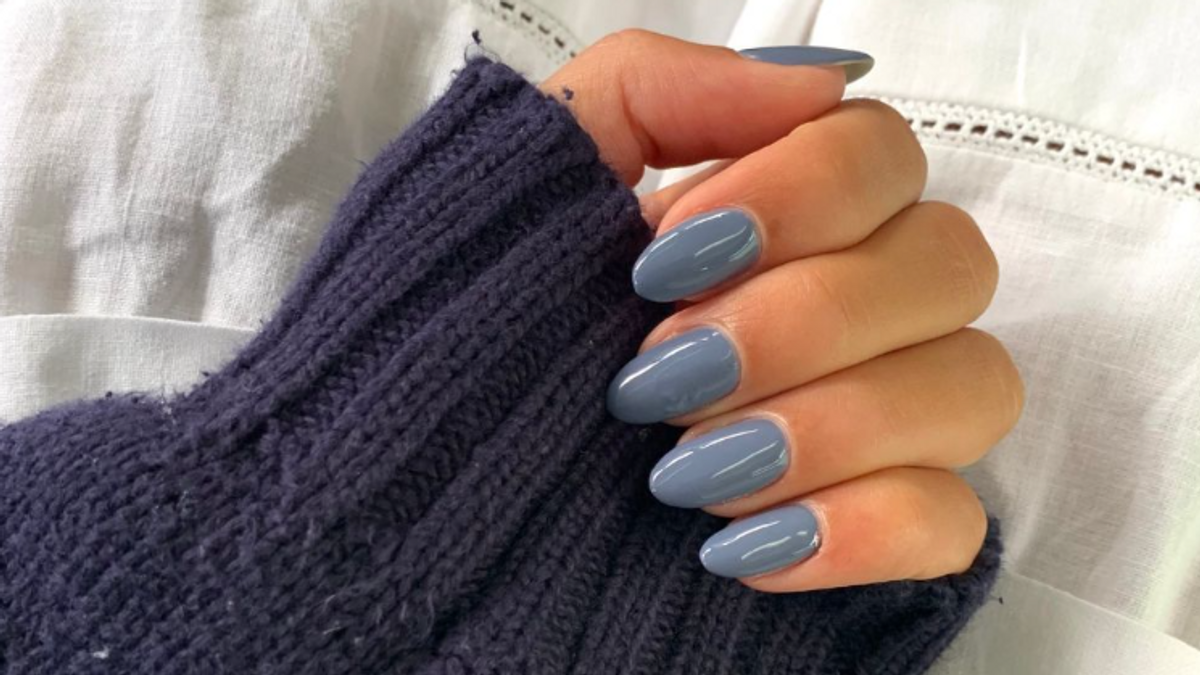 Las uñas grises son tendencia este invierno