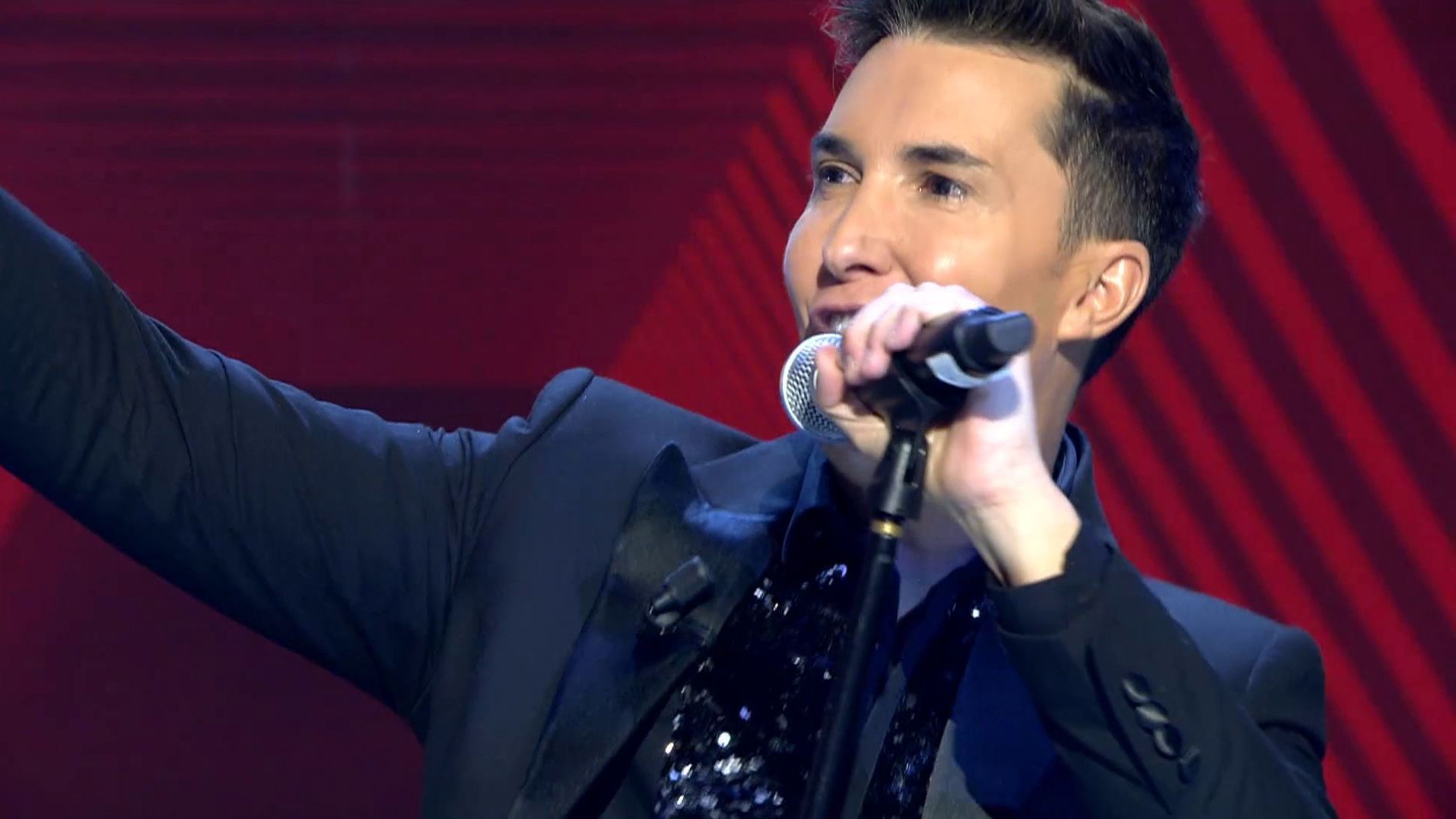 Omar Suárez canta 'Tacones rojos'