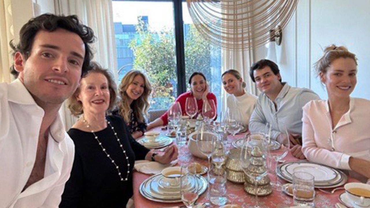 Tamra Falcó junto a la familia de Íñigo Onieva