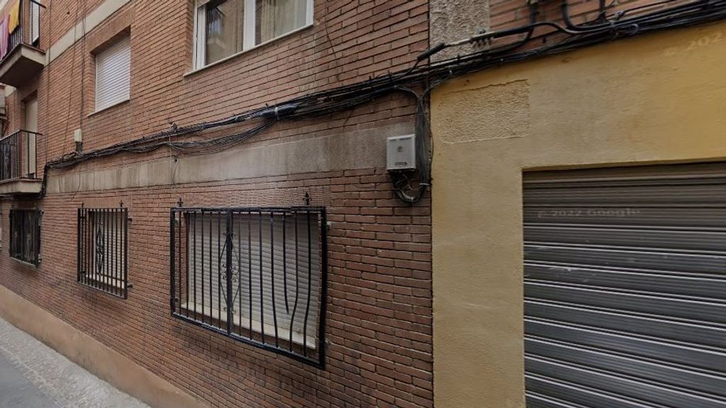 Cableado eléctrico en la fachada de una calle del Norte de Granada