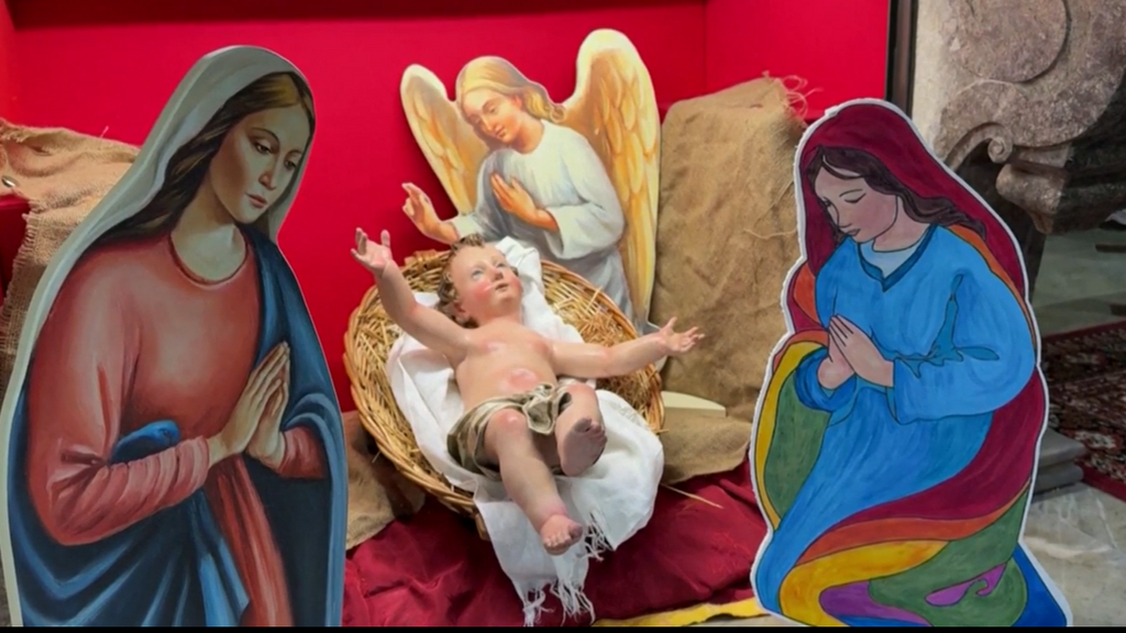 'Dos madres', el Belén de una iglesia italiana con dos figuras de la virgen que siembra la polémica