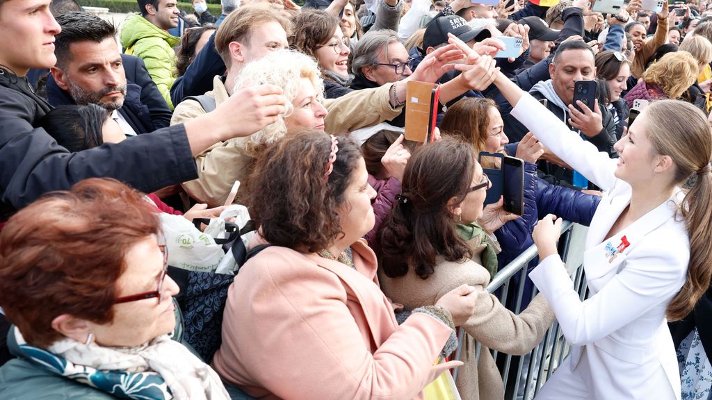 Su Alteza Real la Princesa de Asturias con ciudadanos en la calle tras el acto de juramento de la Constitución Española