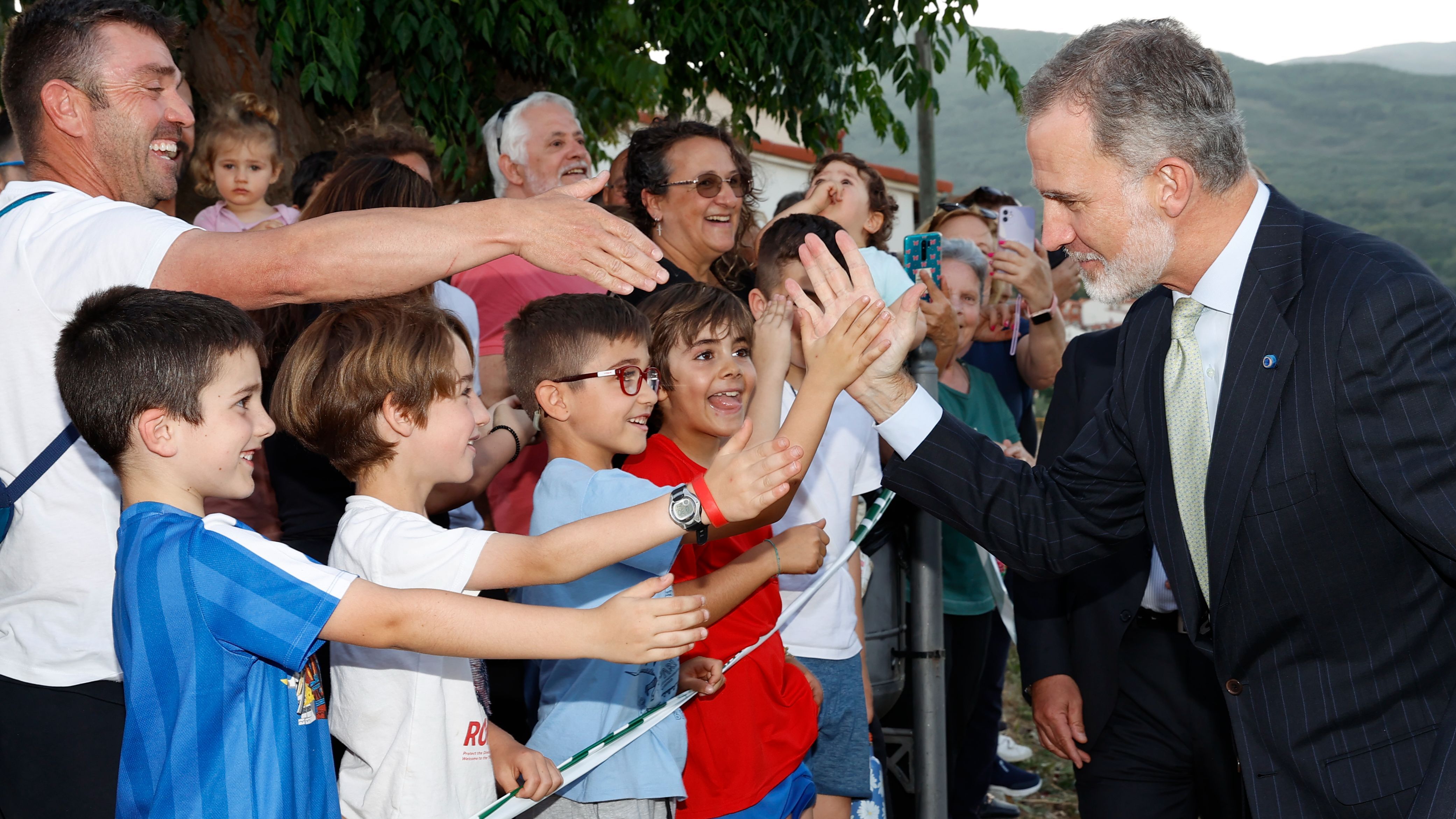 Su Majestad el Rey con ciudadanos en la calle a su llegada al Monasterio San Jerónimo de Yuste en la entrega del Premio Europeo Carlos V