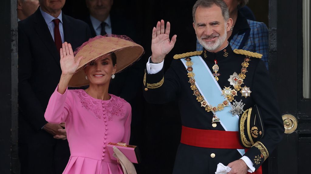Sus Majestades los Reyes a su salida de la Embajada de España en Reino Unido, con motivo de la Coronación de Carlos III en Londres.