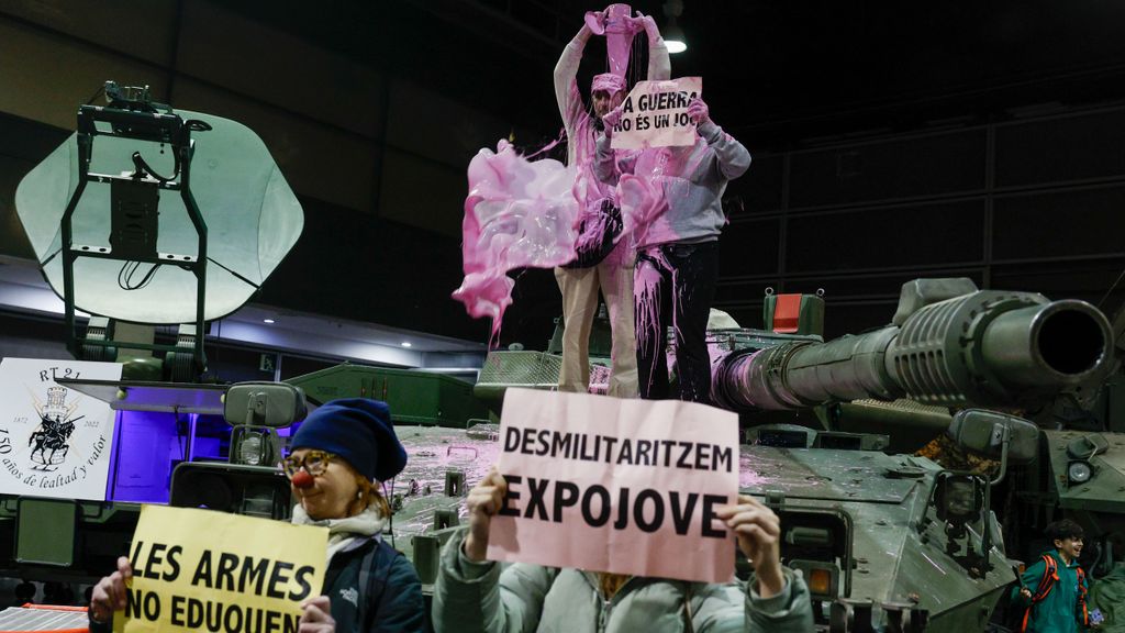 Varios activistas han pedido la desmilitarización de Expojove, en Valencia, pintando un tanque de color rosa