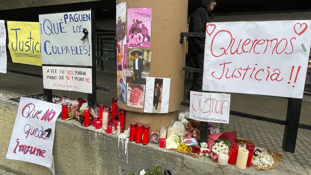 Altar improvisado para Yoel en el lugar de su muerte, en la calle Sinfónica de Galicia