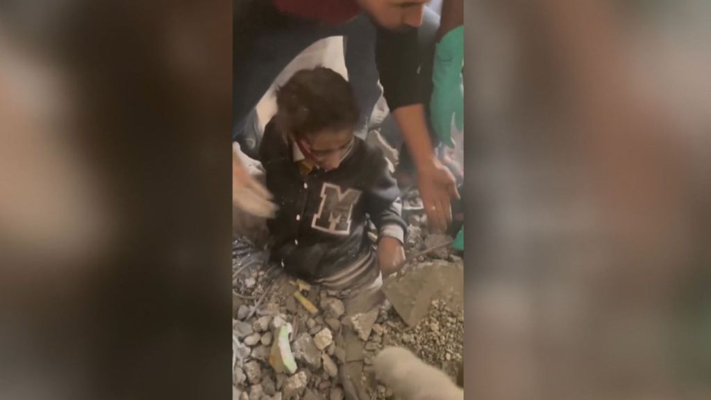 Bombardeos en Gaza: una niña queda atrapada entre los escombros con medio cuerpo sepultado