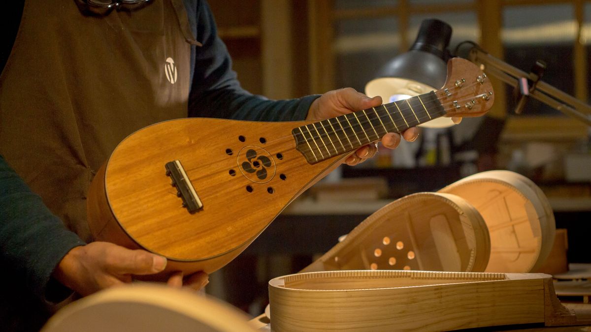 El 'euskelele' está fabricado de manera artesanal en madera