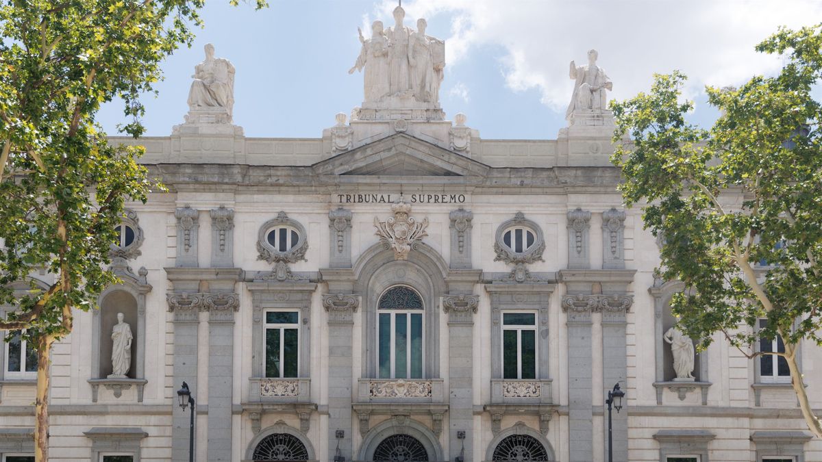Fachada del Tribunal Supremo, que ha confirmado la condena a 20 años de prisión a un cura y profesor de religión del colegio Santa María de Guadalupe de Córdoba