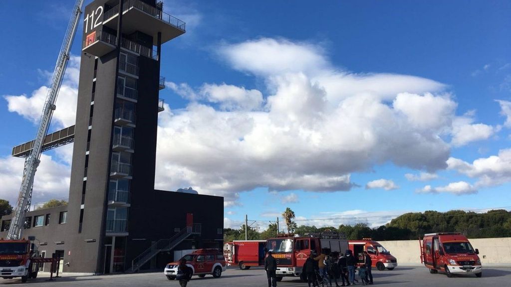 Los bomberos abren al público el parque de Playa San Juan para recoger juguetes y alimentos