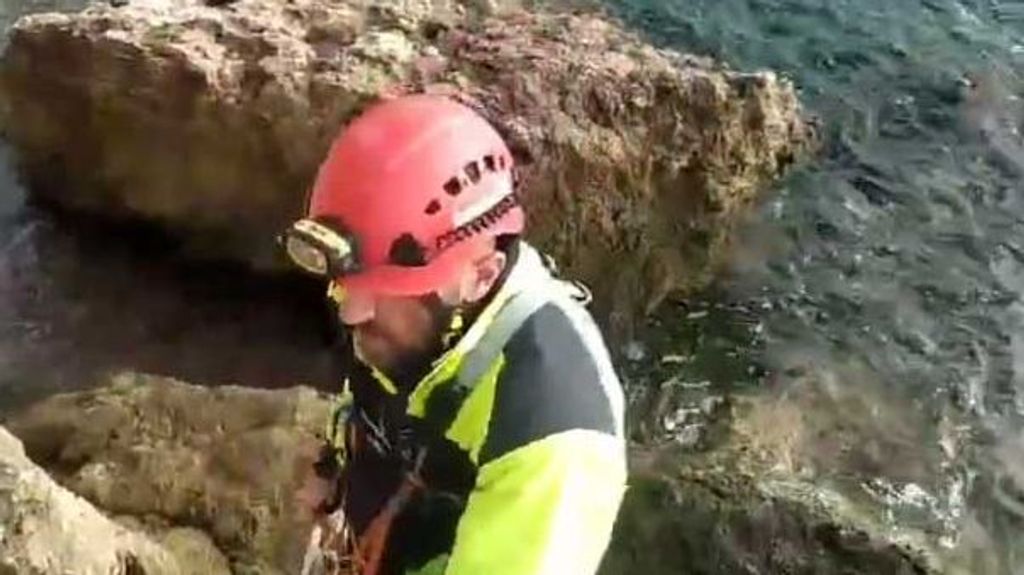 Rescatan en estado grave un niño de 12 años que se despeñó en una cala de Ibiza