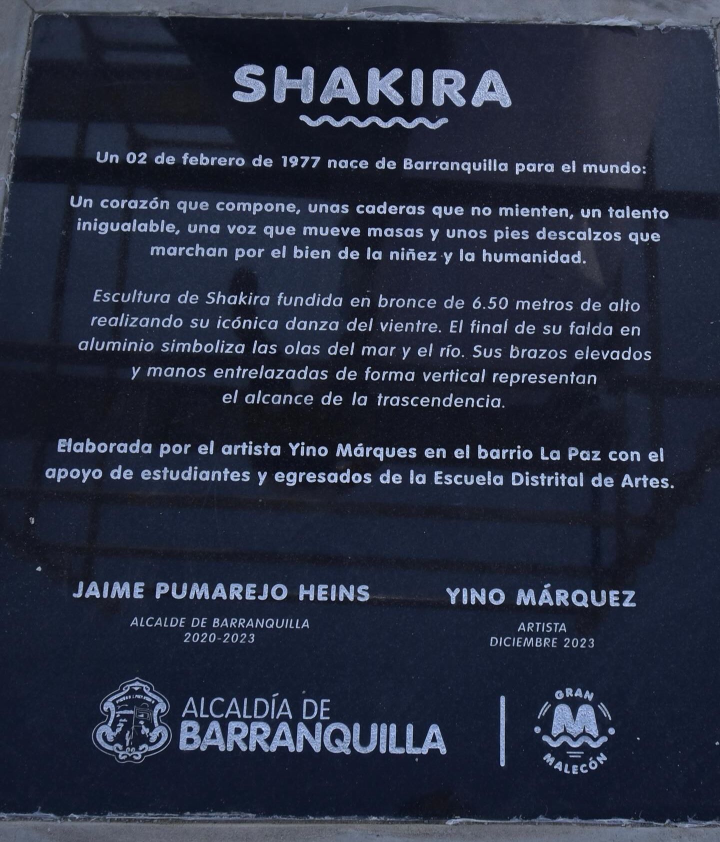 La placa que yace a los pies de la estatua de Shakira en Barranquilla