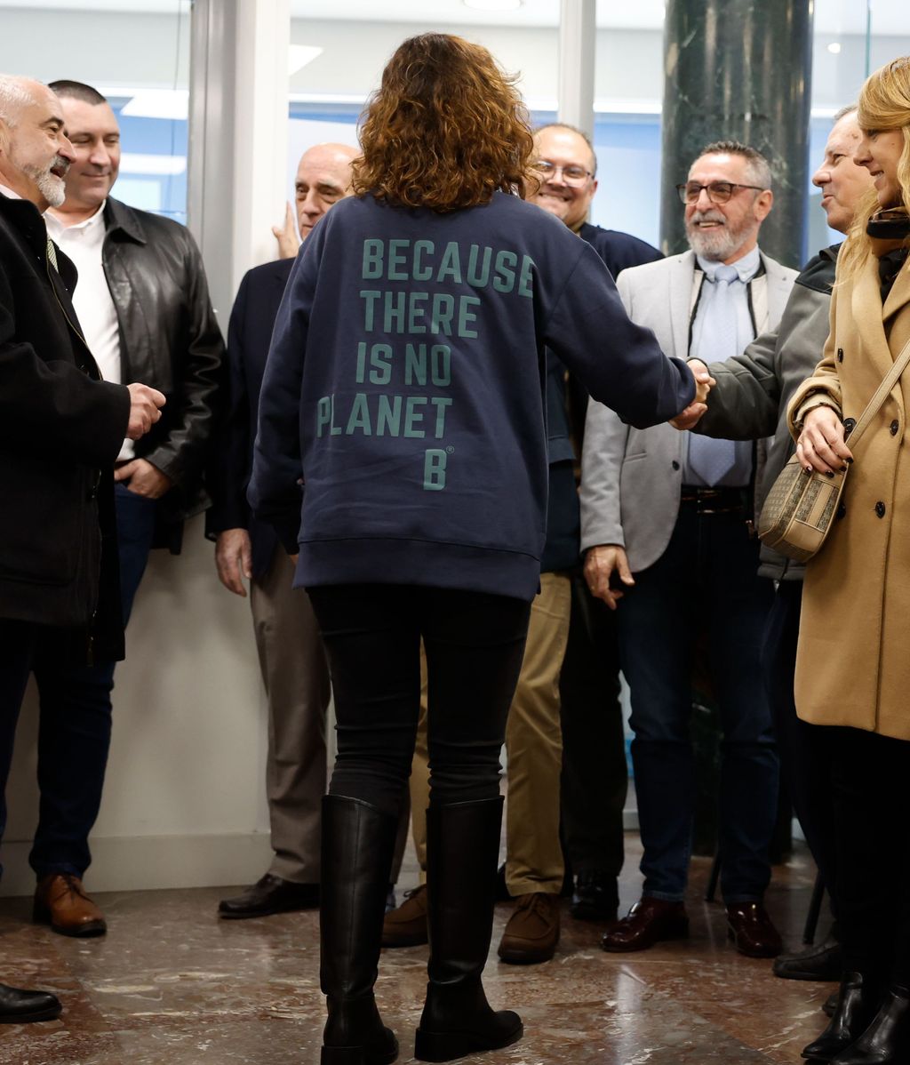 La presidenta autonómica, en su visita a la sede de la Asociación Gremial de Auto-Taxi