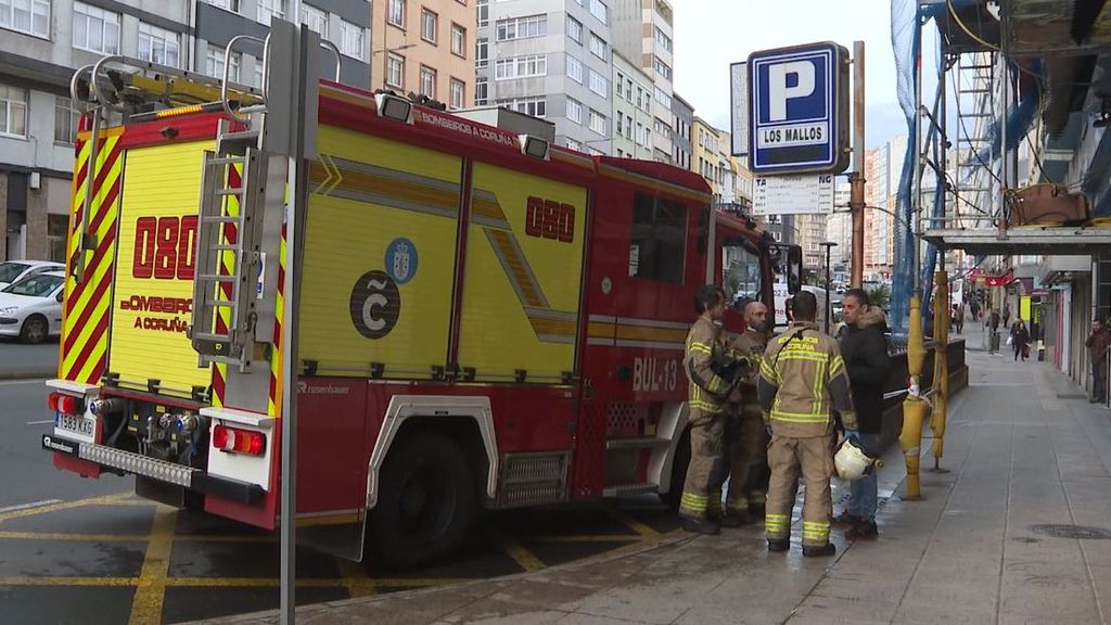 Los bomberos municipales trabajaron durante horas en las tareas de extinción de las llamas