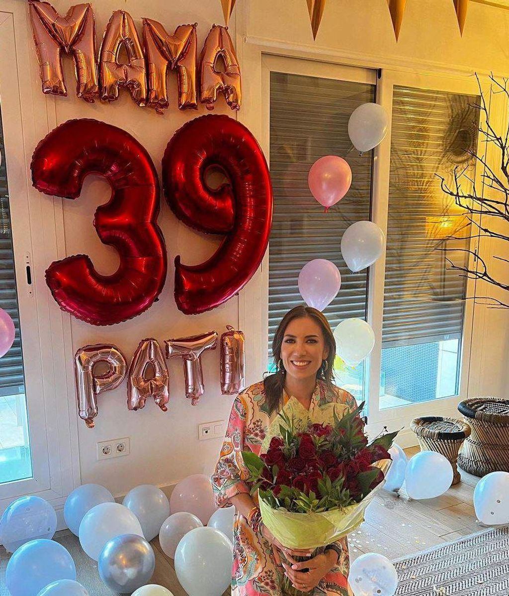 Patricia Pardo en el salón de su casa el día de su cumpleaños