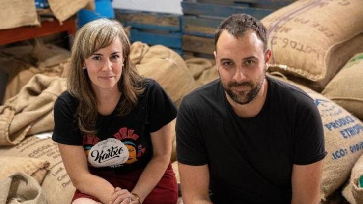 Raquel junto a Jon Mikel González Setién, creadores de Kaitxo