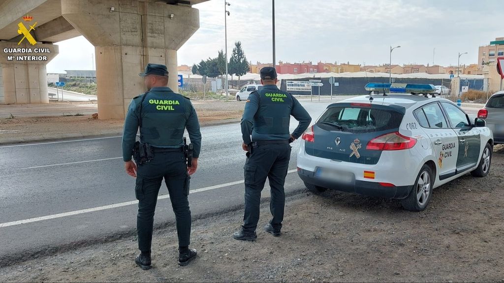 Agentes de Guardia Civil en Roquetas de Mar, Almería