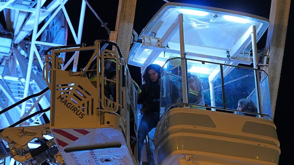 Los bomberos de San Sebastián rescatan a 67 pasajeros de una noria que se había averiado