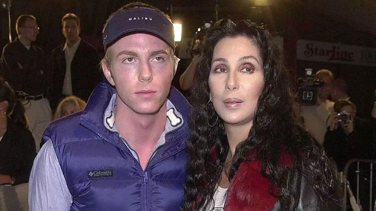 Cher junto a su hijo Elijaj Blue