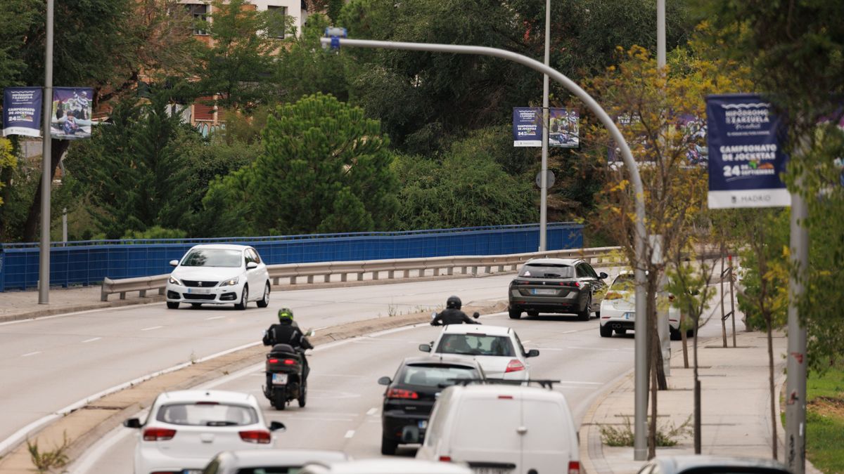 Coches circulan bajo el radar de tramo en la calle Sinesio Delgado