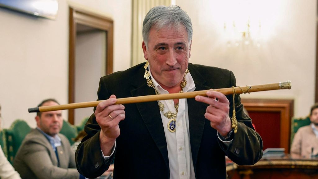 El diputado de EH Bildu, Joseba Asiron con el bastón de mando tras proclamarse alcalde de Pamplona