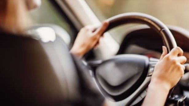 El hombre dejó sola a su pareja en el coche, a pesar de que "era consciente de que su situación era grave". La  mujer murió una hora después .