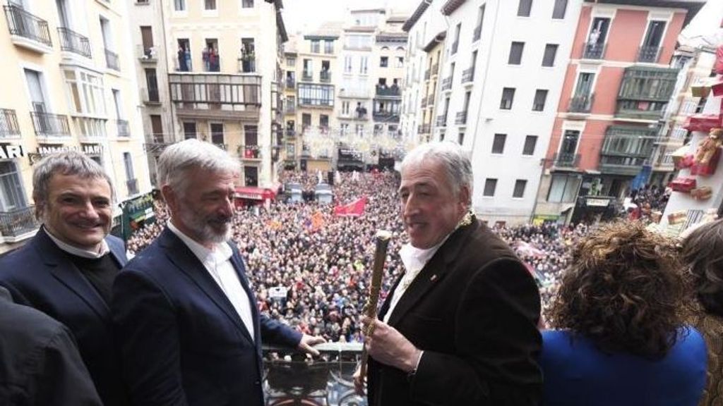 El nuevo alcalde de Pamplona, Joseba Asiron, aclamado por una plaza llena