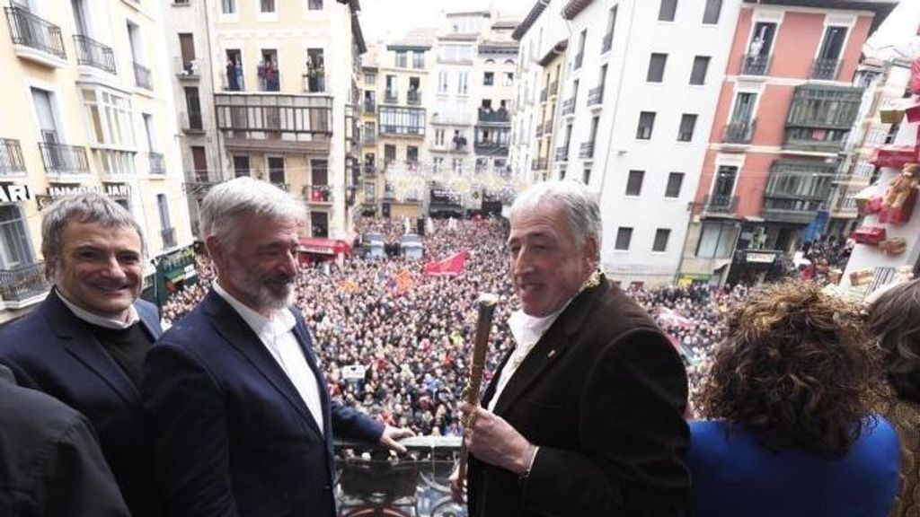 Joseba Asiron, aclamado y vitoreado como nuevo alcalde de Pamplona